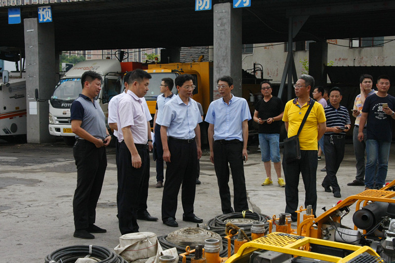 鼓樓區區長劉軍一行視察我公司防汛基地